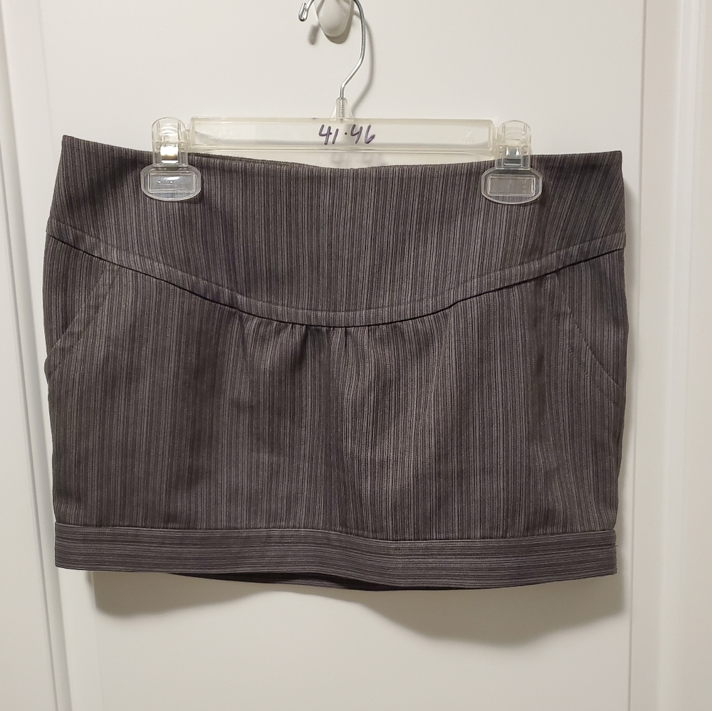 12/$30 🖤🤍like new vintage grey vertical striped mini skirt
